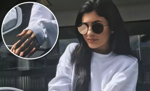 Lo que despertó rumores es el dedo y mano en la que Kylie presume el anillo.
