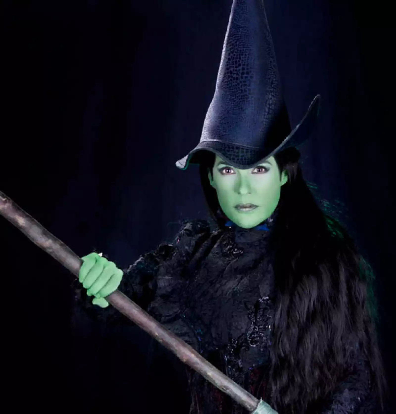 ¿Elphaba Debayle? Así es, la conductora Martha decidió vestirse como la famosa bruja verde.