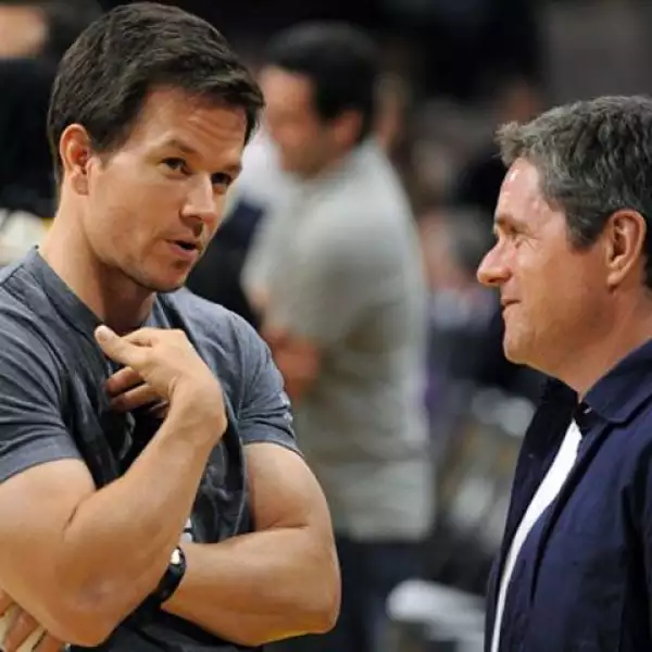 El actor Mark Wahlberg, conocido por su papel de Dignam en la película Los Infiltrados,  habló del juego con otro fan antes de la segunda mitad del juego.