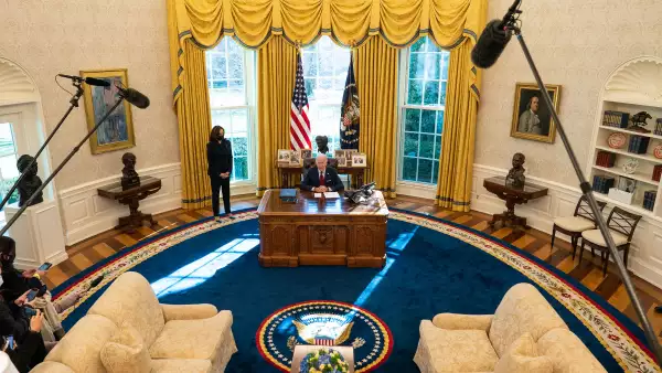 La vicepresidenta Kamala Harris observa cómo el presidente de los Estados Unidos, Joe Biden, habla con los periodistas antes de firmar acciones ejecutivas en la Oficina Oval de la Casa Blanca el 28 de enero de 2021 en Washington, DC. El presidente Biden firmó una serie de acciones ejecutivas el jueves por la tarde destinadas a ampliar el acceso a la atención médica, incluida la reapertura de la inscripción para la atención médica ofrecida a través del mercado federal creado bajo la Ley de Cuidado de Salud Asequible.