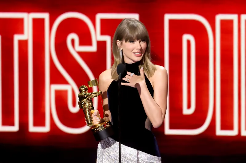 Taylor Swift se convierte en la artista más galardonada de los MTV VMAs