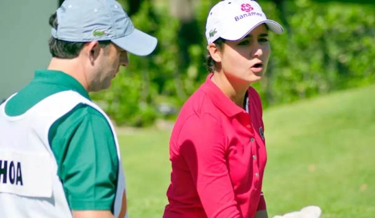 Lorena y Andrés hicieron buen equipo en el campo de golf.