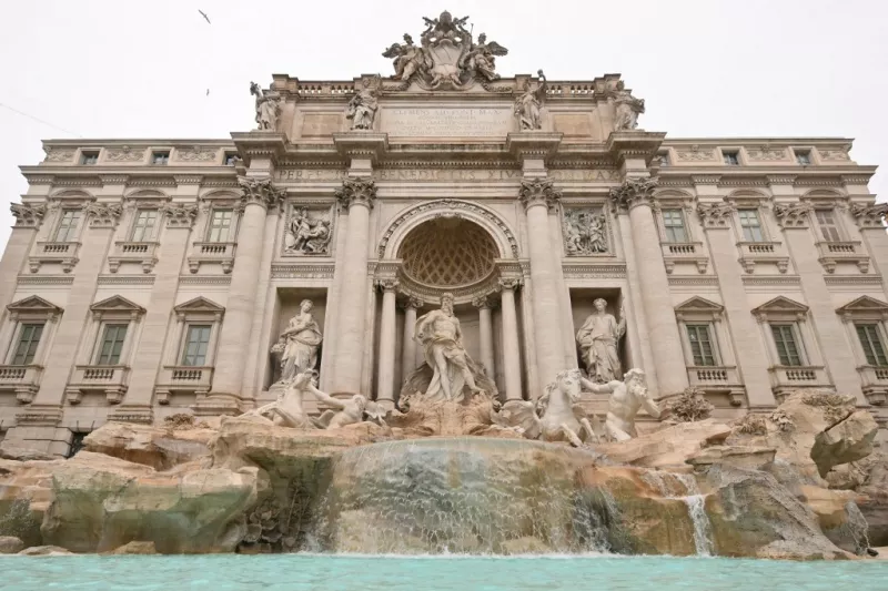 Una vista general muestra la fuente de Trevi el día de su reapertura después de las obras de renovación en Roma, el 22 de diciembre de 2024.