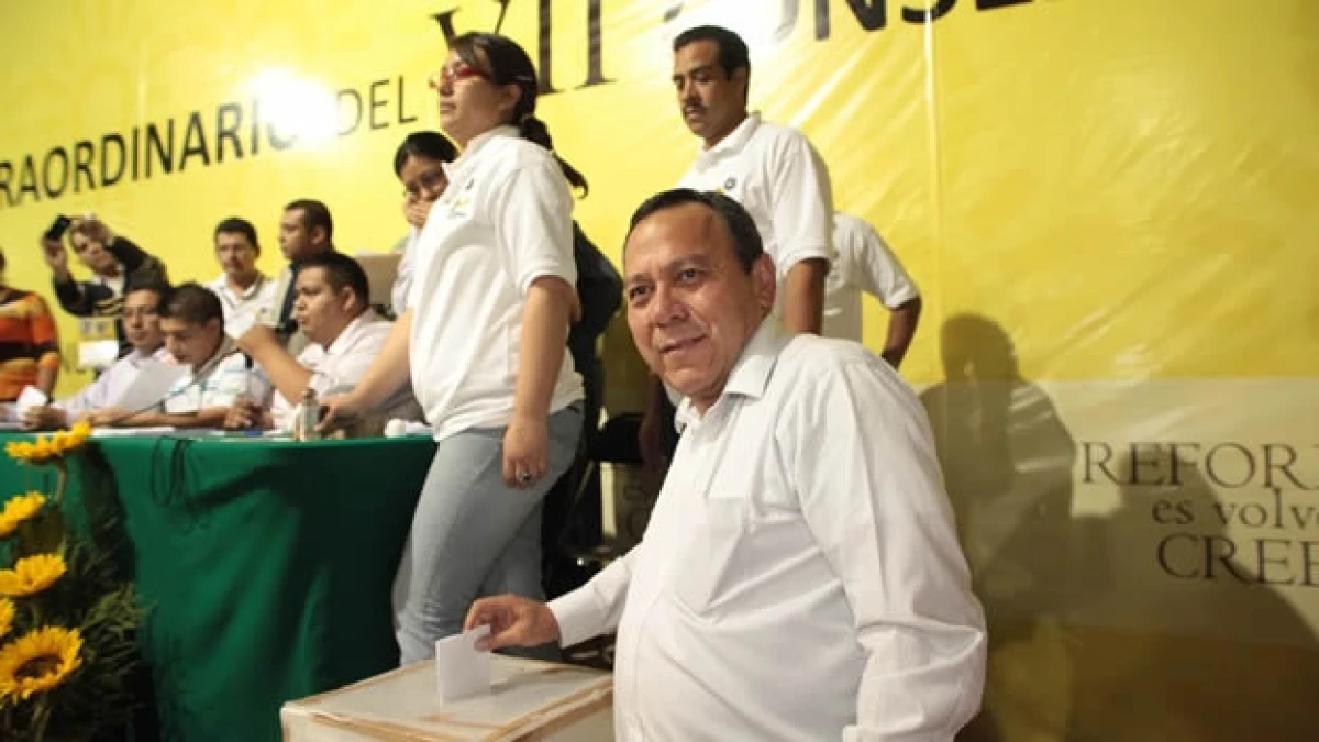 lider nacional del prd emite su voto