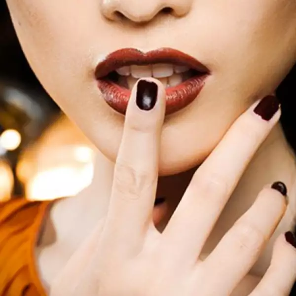 Esta tendencia se propuso durante el desfile de Donna Karan y continuó en el de Prabal Gurung. Recientemente se vio a Camilla Belle utilizando este look en la gala del Met.