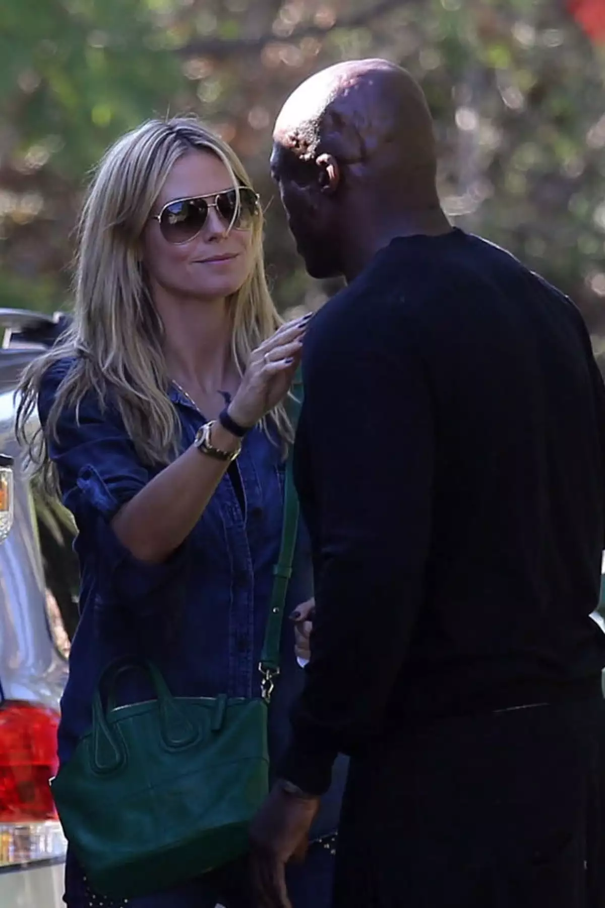 Los ex esposos fueron vistos cuando se saludaban amablemente con un beso en la mejilla para después disponerse a pasear con sus hijos.