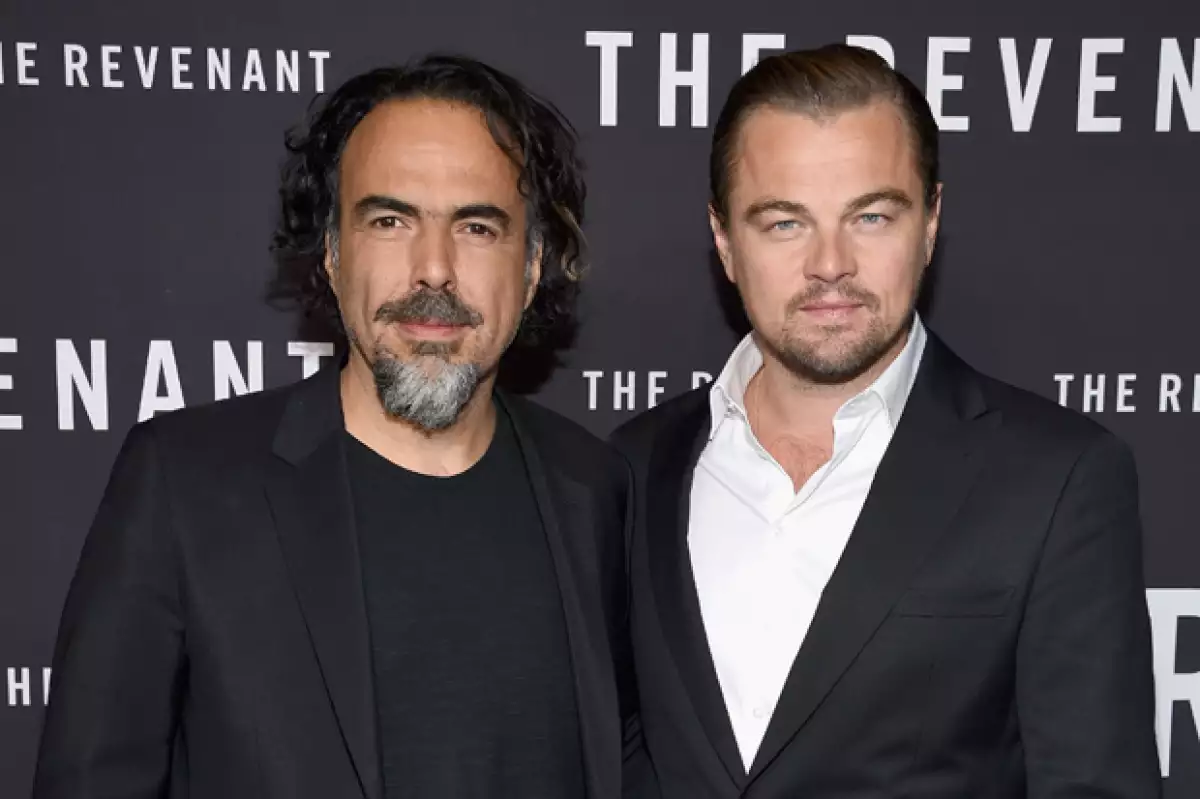 El cineasta mexicano junto a Leonardo DiCaprio en la premiere de The Revenant.