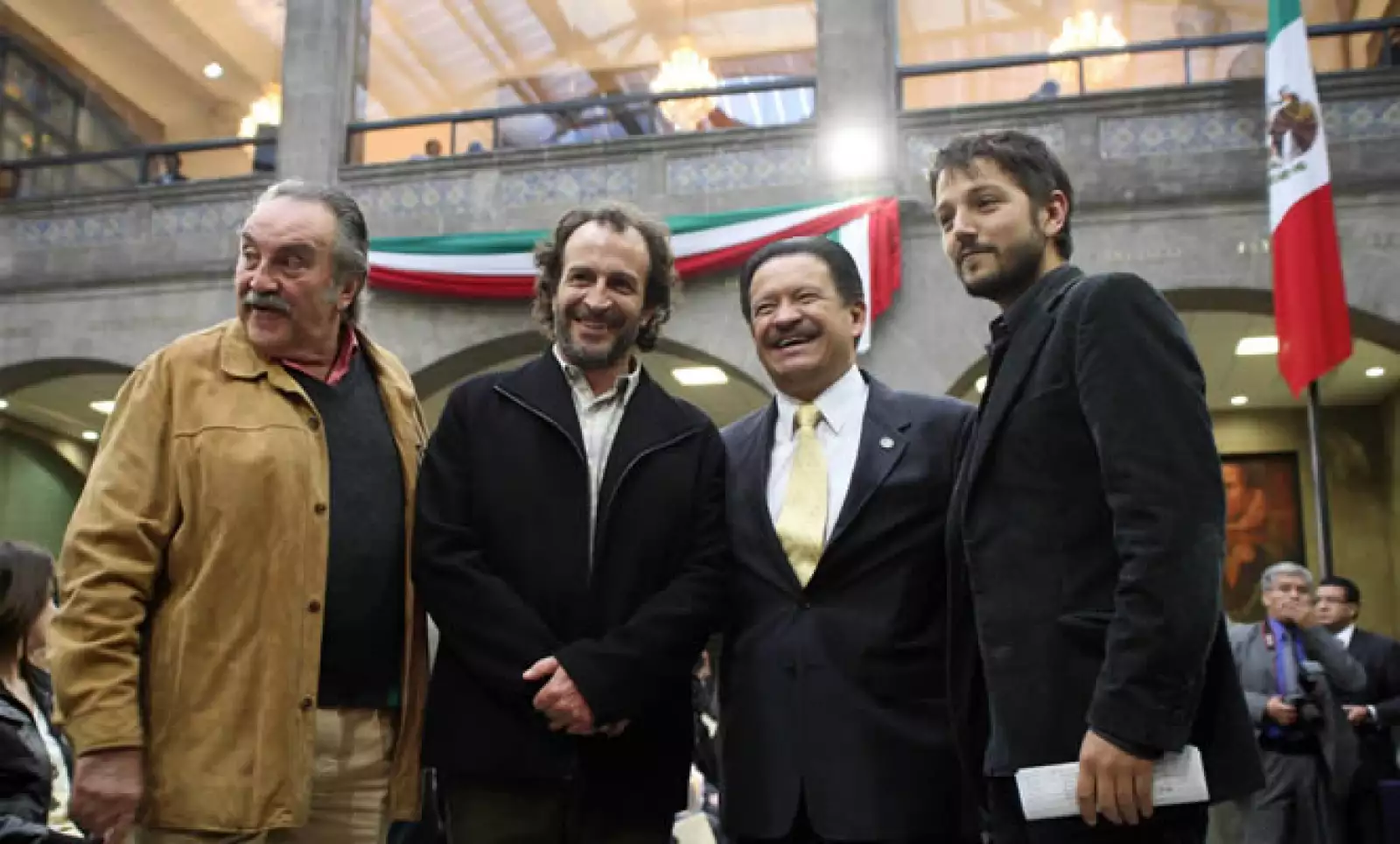 PAN, PRI y PRD en el Senado respaldaron a la comunidad cinematográfica mexicana el martes en la revisión del artículo 226 del Impuesto Sobre la Renta. Pedro Armendáriz, Daniel Giménez Cacho y Diego Luna pidieron apoyo. Aquí, con Carlos Navarrete.