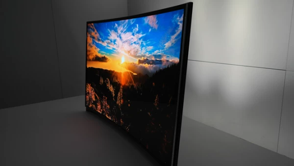Samsung presentó la primera pantalla curva OLED del mercado, la cual llegaría al mercado antes de 2016.