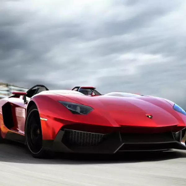 Utiliza un motor V12 de 6.5 litros, que genera 700 caballos de fuerza. Toda esta energía se transmite a las cuatro ruedas gracias a su sistema de tracción integral, a través de su caja de cambios súper rápida tipo ISR.