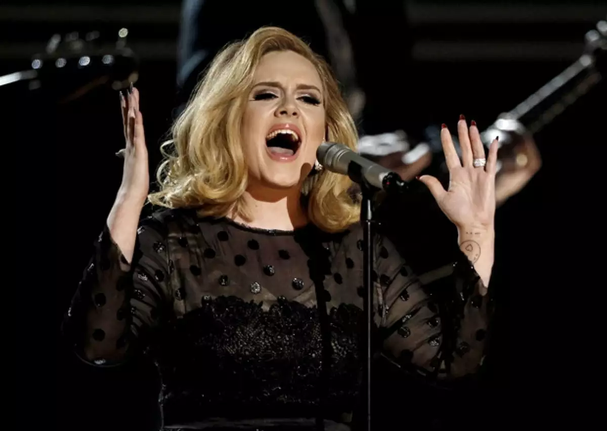Adele cantó su éxito `Rolling In The Deep´.
