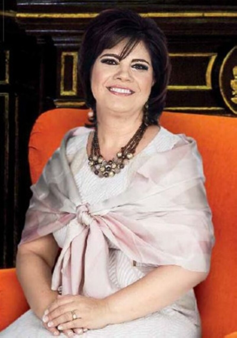 La primera dama de Durango posó junto a otras 15 primera damas de México para la actual edición de la revista Quién.