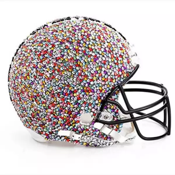 Aires frescos y sofisticados son los que representan a Alice+Olivia, aquí utilizaron incrustaciones de pedrería de colores.