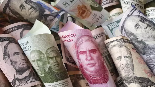 Peso recorta pérdidas frente al dólar