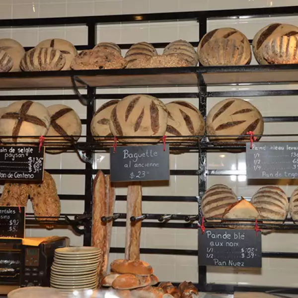 Las propuestas del Chef Coumont: Diversos platillos y bocadillos preparados con el exquisito pan artesanal de Le Pain Quotidien.