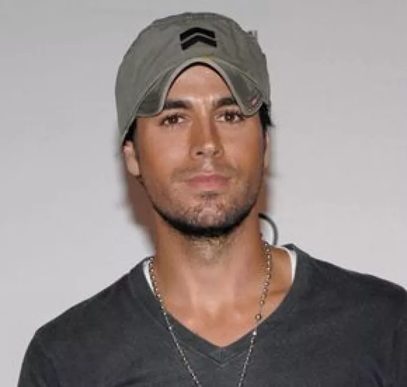 El Jet privado del cantante sufrió de fallas mecánicas mientras se dirigía a Londres y voló con un sólo motor por el Océano Atlántico.