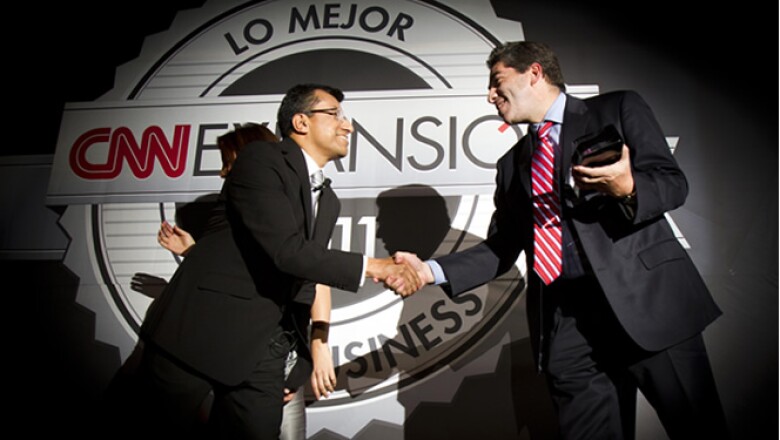 El ganador de la categoría ‘B to B’ fue el portal industrial ‘Quiminet’. Alfredo Saloma recibió el premio.