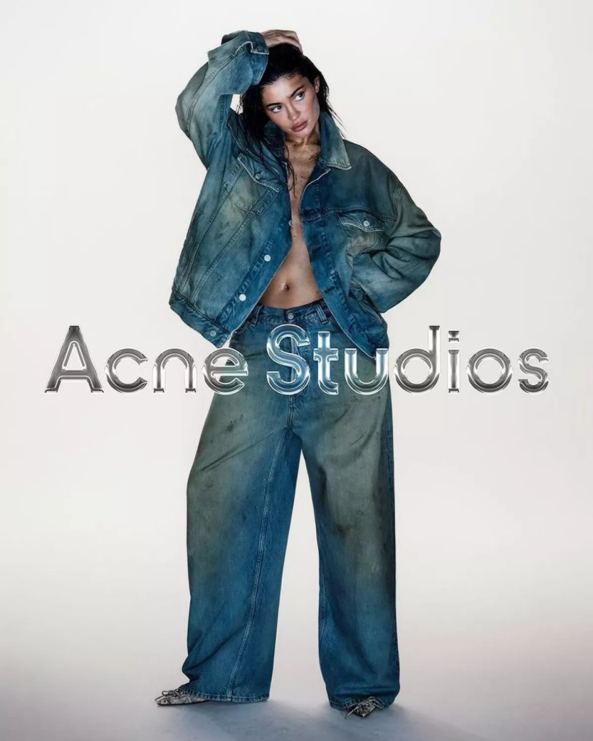Kylie Jenner se ensucia en a nueva campaña de Acne Studios. 