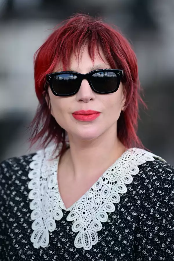 Esa misma noche, Lady Gaga cambió su peinado por un mullet ochentero color rojo.
