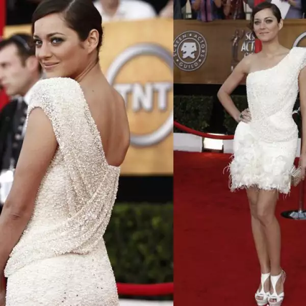 Marion Cotillard, otra experta en moda de alfombra roja, siguió la tendencia de vestido corto con este modelo de Elie Saab Haute Couture, diamantes Chopard y clutch de Judith Leiber.
