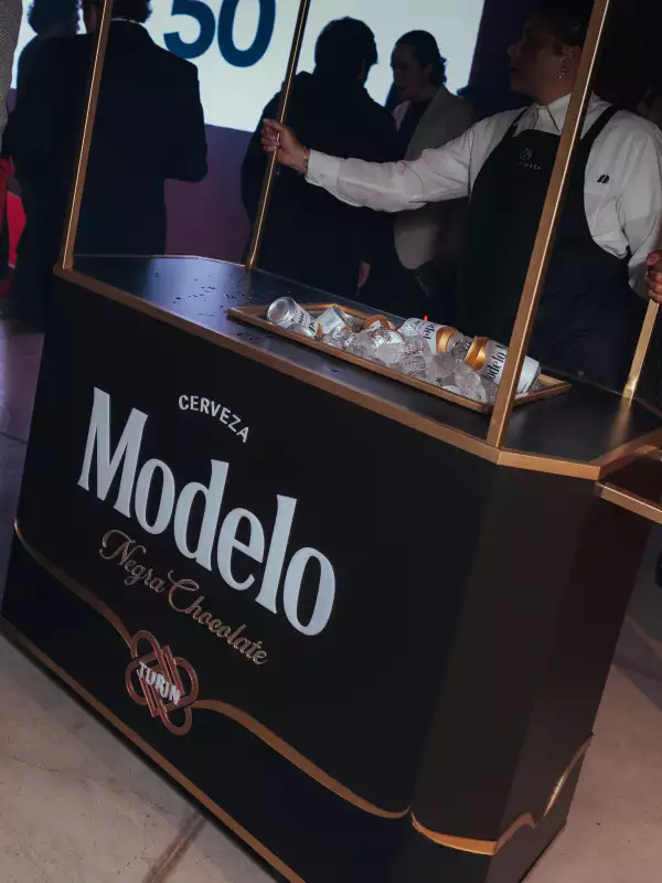 El carrito de Cerveza Modelo en el after party fue el momento favorito de los invitados en el after de Quién 50.
