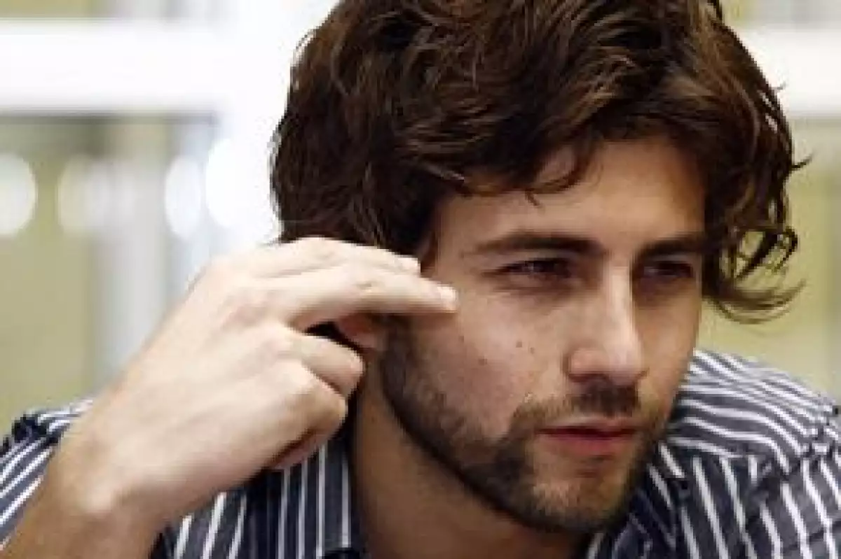Interpretará a un joven indocumentado que llega a EU con grandes aspiraciones económicas; sobre sus compañeros dijo que son sencillos, abiertos y personas a quienes se les puede aprender mucho.