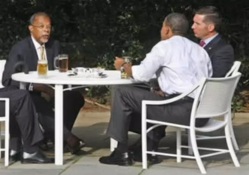 Obama (de espaldas) reunió al policía James Crowley (der.) y a Henry Louis Gates (izq.), luego de un incidente que calificó de racista. (Foto: AP)
