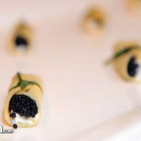 Mini crepas de caviar