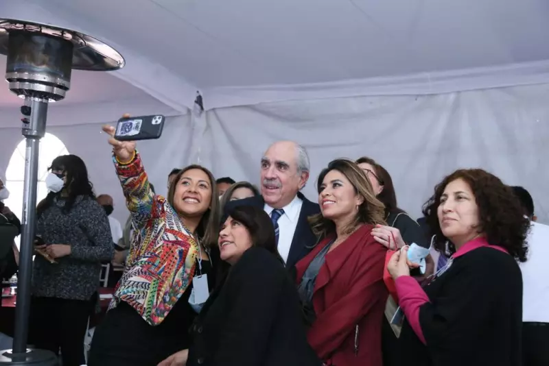 El titular de la UIF con diputadas de Morena.