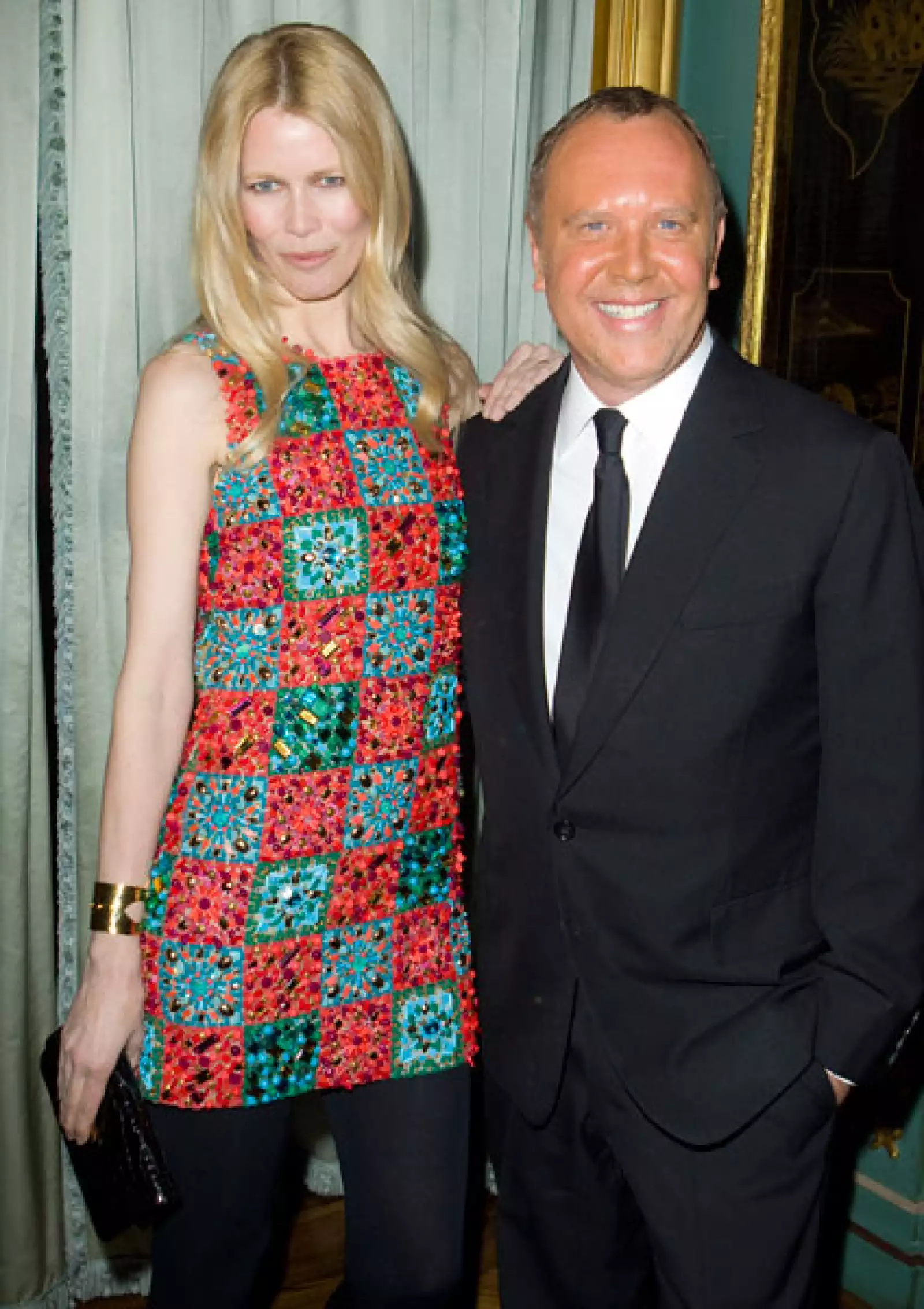 La modelo Claudia Schiffer con el diseñador Michael Kors.