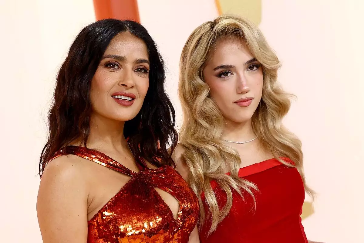 Valentina Paloma y Salma Hayek en el alfombra de los premios Oscar 2023