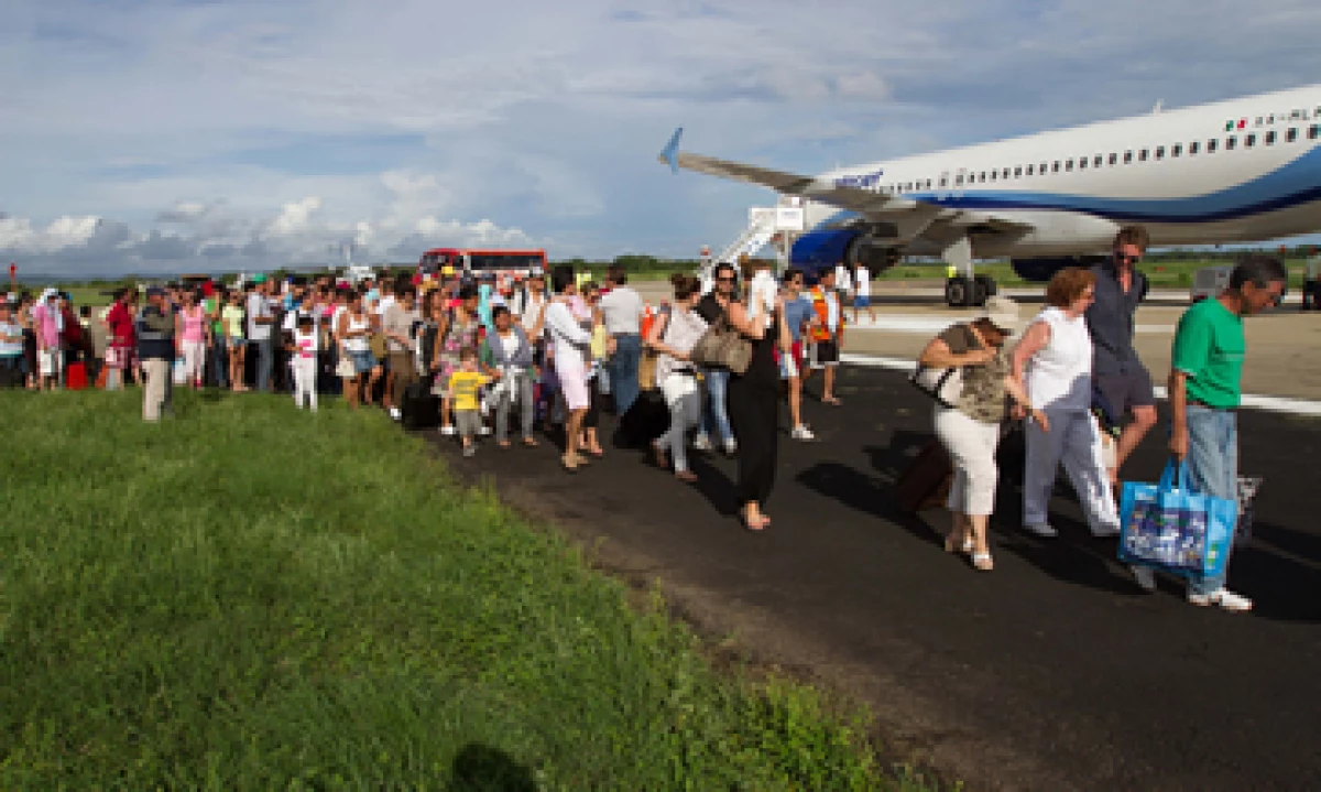 En el caso del aeropuerto de Acapulco, el desbordamiento de la Laguna de 3 Palos invadió zonas operacionales. (Foto: Notimex)
