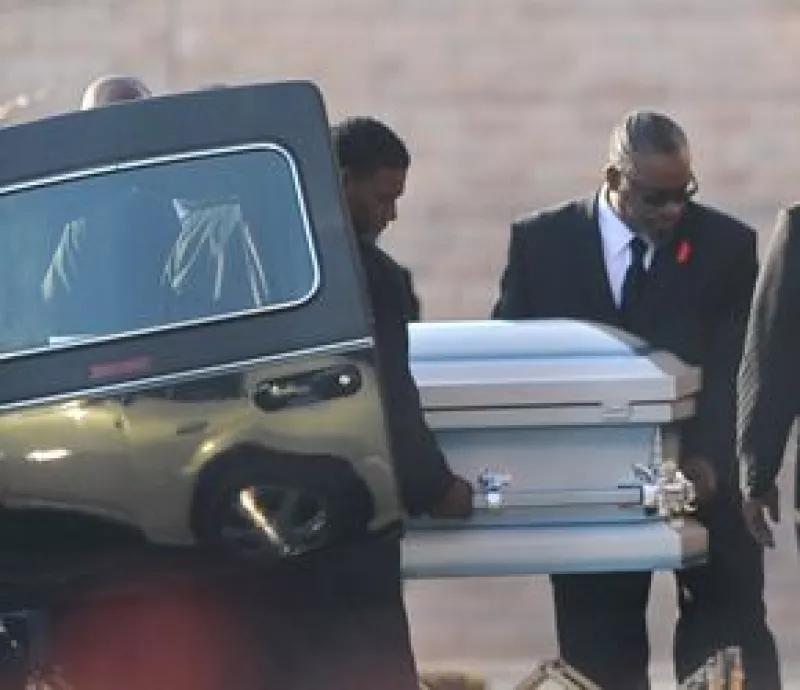 Un grupo de personas cercanas a la familia Hudson se reunió en la iglesia a la que la cantante Jennifer Hudson solía ir cuando era pequeña para recordar a su sobrino asesinado.