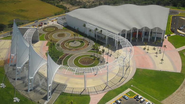 Una vista aérea del Centro Internacional de Convenciones de Puerto Vallarta.