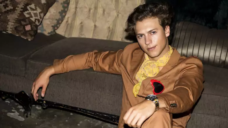 Imagen del reloj Bulova Surveyor. Su carátula en azul deja ver parte del mecanismo en funcionamiento. La caja y brazalete están realizados en acero inoxidable.