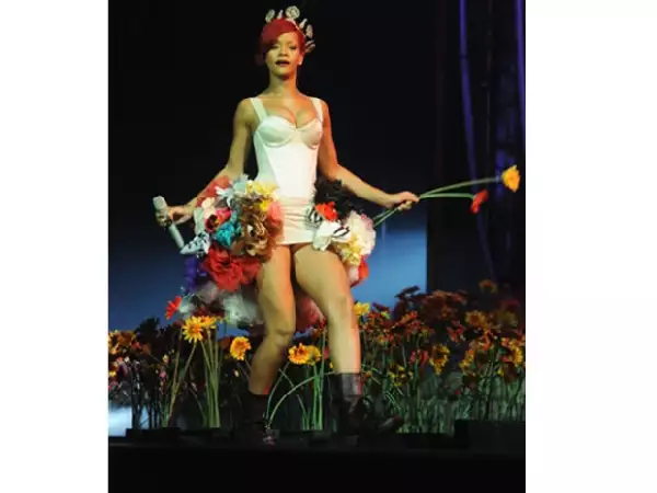 Rihanna salió muy floral a dar su show.