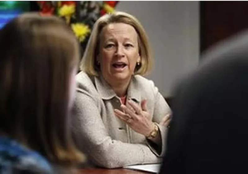 La presidenta de la SEC, Mary Schapiro, asegura que Becker obtuvo fondos relacionados con el caso Madoff porque su madre se los heredó.  (Foto: Reuters)