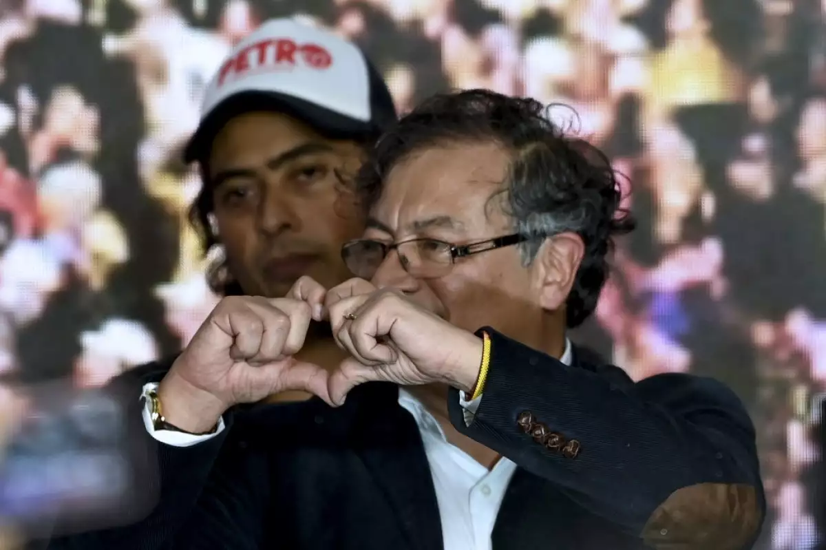 El candidato presidencial colombiano para la coalición del Pacto Histórico, Gustavo Petro, tiene la forma de un corazón, acompañado por su hijo Nicolas Petro, mientras celebra en la sede del partido en Bogotá el 29 de mayo de 2022, el día de las elecciones. El presidente colombiano Gustavo Petro dijo el 29 de julio de 2023 que su hijo Nicolás había sido arrestado por cargos de lavado de dinero y enriquecimiento ilícito en un escándalo relacionado con la campaña electoral de Petro.