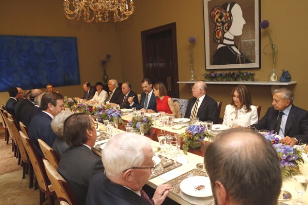 Don Felipe y Doña letizia durante el almuerzo en la Embajada española en México.