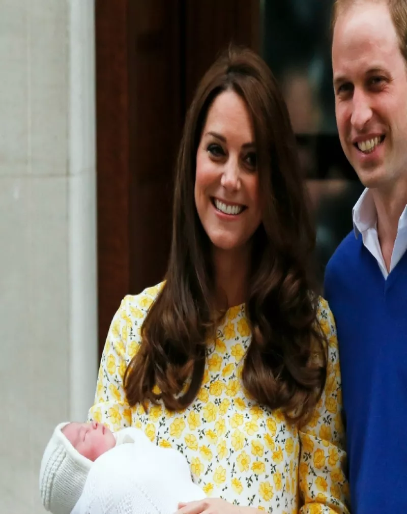 El orgulloso papá de la nueva princesa recibió un regalo del equipo femenil de fútbol de Inglaterra: una playera oficial con el nombre de Charlotte.