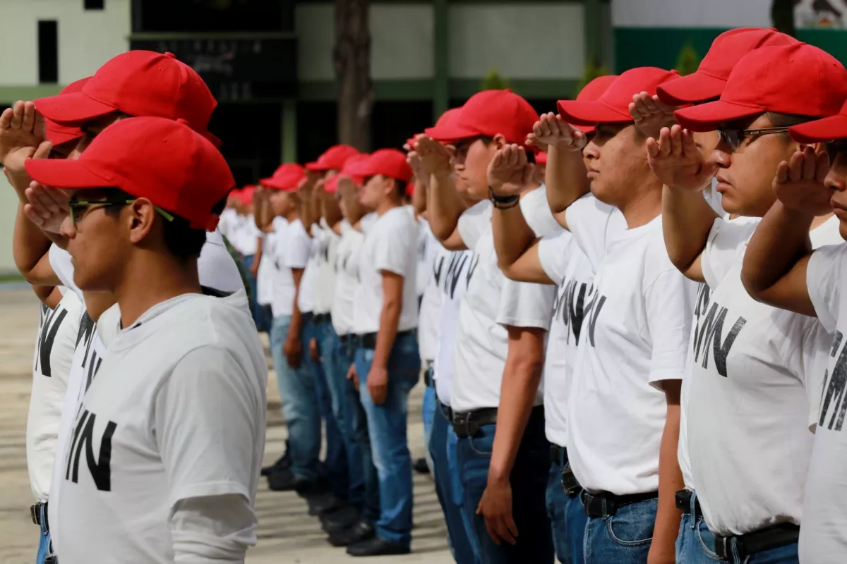 Para que sirve la cartilla militar (jóvenes en formación realizan saludo militar)