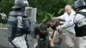 Agente del INM patea a migrante Chiapas