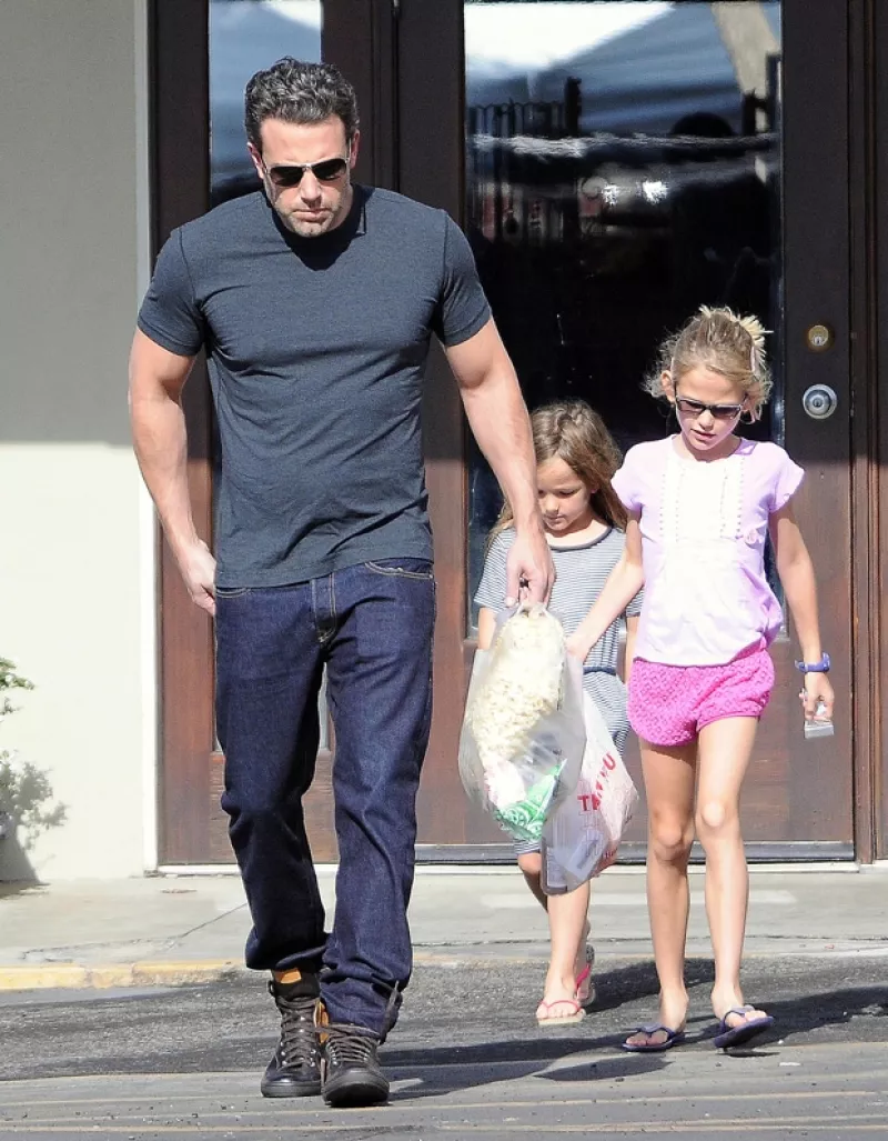 El actor fue captado paseando con sus hijas, combinando naturalmente su sorprendente nueva apariencia y actitud con sus hijas, ¿estará por desbancar la imagen del guapo futbolista?