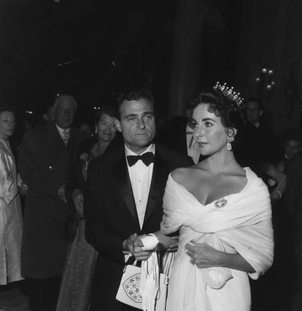 Elizabeth Taylor con un vestido blanco en Cannes.