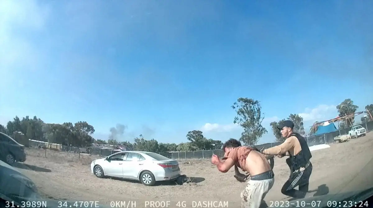Una captura de un video de UGC publicado en el canal de Telegram "South First Responders" el 9 de octubre de 2023, muestra a un militante palestino armado liderando a un hombre durante el festival de música Supernova, cerca de Kibbutz Reim en el desierto de Negev en el sur de Israel el 7 de octubre. Los pistoleros de Hamas mataron a alrededor de 250 personas que asistieron a un festival rave al aire libre en una comunidad israelí cerca de Gaza el fin de semana, dijo el lunes un voluntario que ayudó a recoger los cuerpos.