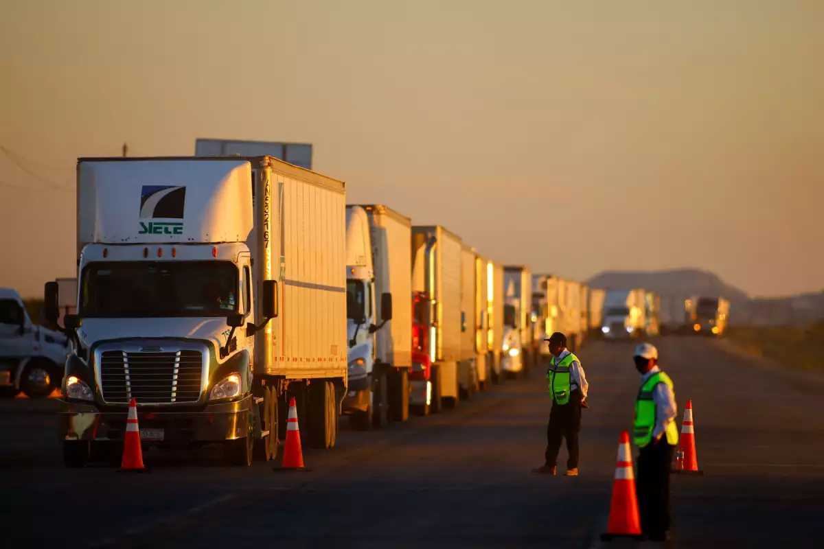 imagen de convoy de camiones circulando en carretera