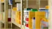 En la imagen, medicamentos en un estante.