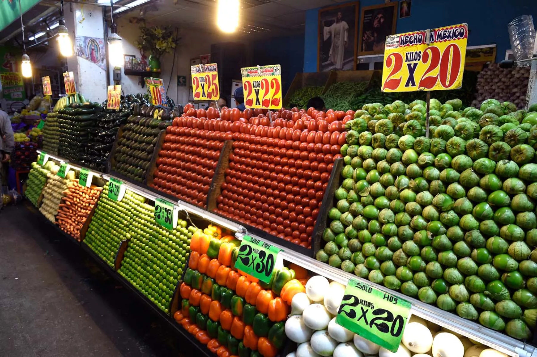 La inflación de EU tiene su mayor repunte desde 1982 (verduras y legumbres exhibidos para la venta)