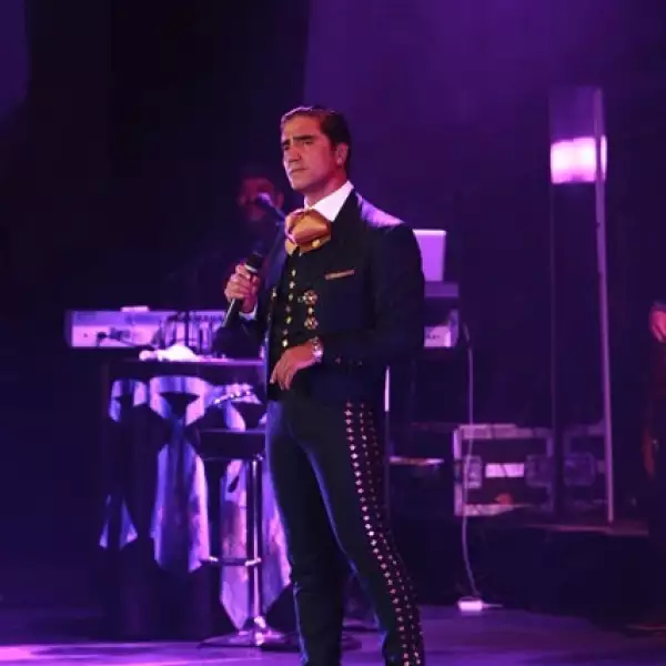 Fernández interpretó canciones como: "Se me Va la Voz", "Estuve", "El Rey" y "Mátalas".