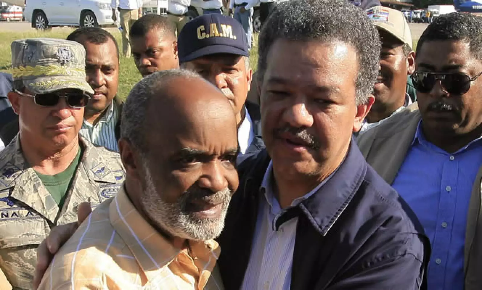 Ante el desastre provocado por el terremoto en Haití, la República Dominicana convocó a los países para hacer una Cumbre Mundial de ayuda. En la foto, el mandatario de Dominicana, Leonel Fernández, abraza a su homólogo René Préval de Haití.
